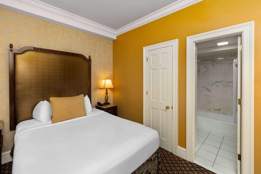 Lafayette Luxurban. Trademark * New Orleans